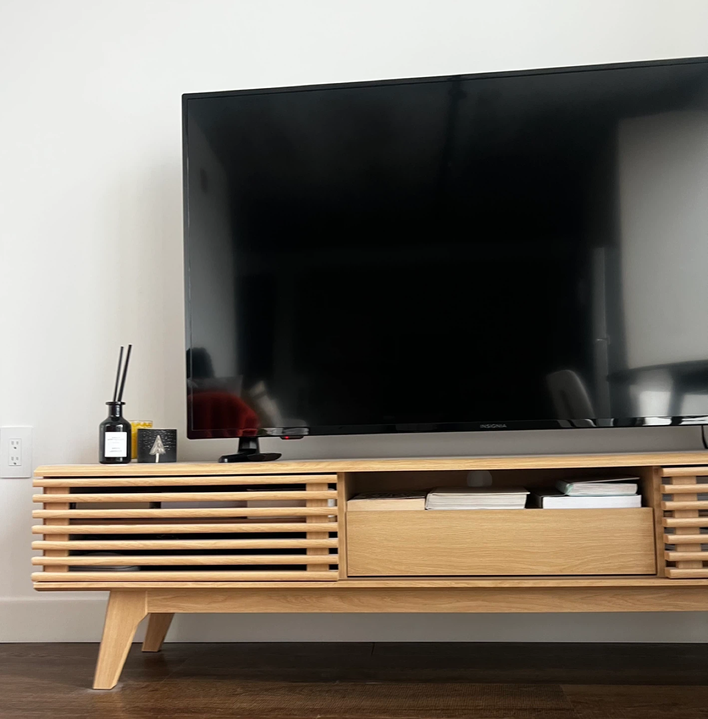 Insignia TV + Modern TV Stand – Sold Together - photo 4