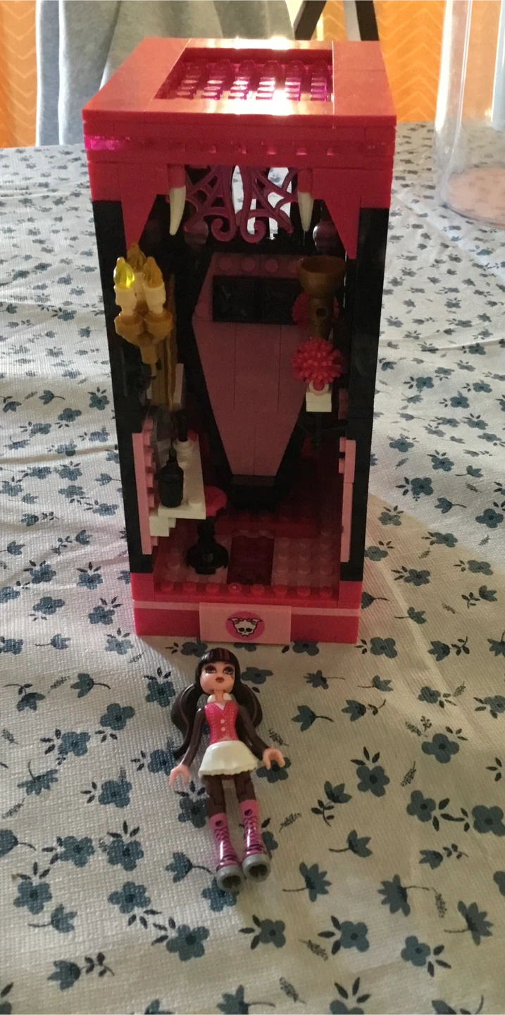 Monster High Draculaura Mega Block Book Nook