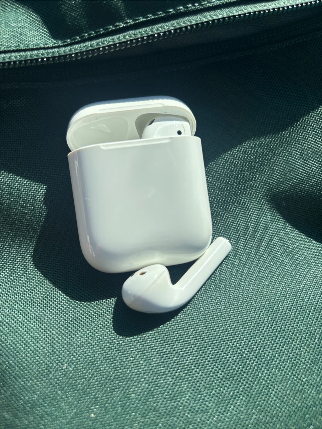 Apple AirPods 1 Charging Case (White) - photo 3