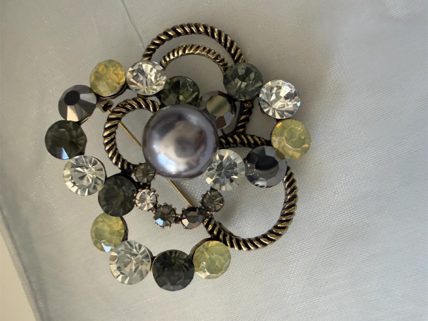 Beautiful Brooch with Faux Pearl and Crystals - photo 2