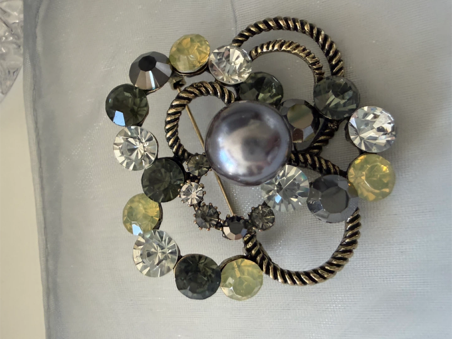 Beautiful Brooch with Faux Pearl and Crystals - photo 3