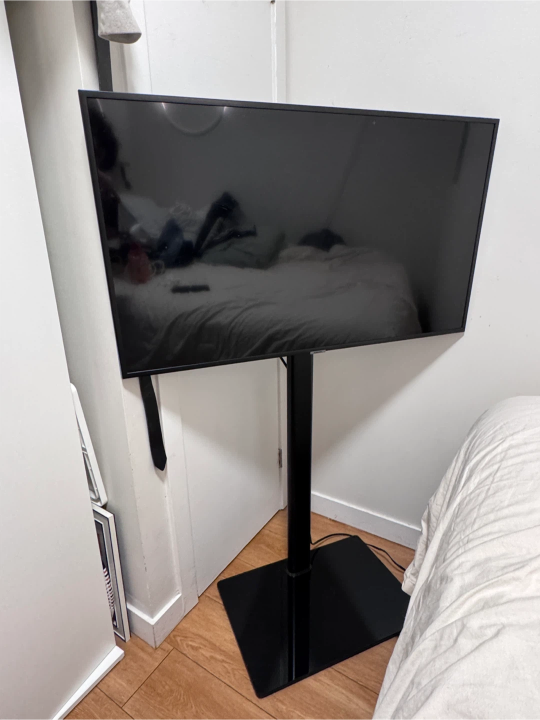 Samsung 43” RU7100 4K Ultra HD Smart TV with Stand - photo 2