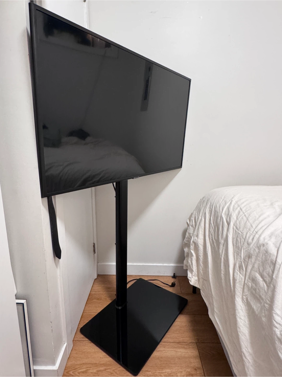Samsung 43” RU7100 4K Ultra HD Smart TV with Stand - photo 3