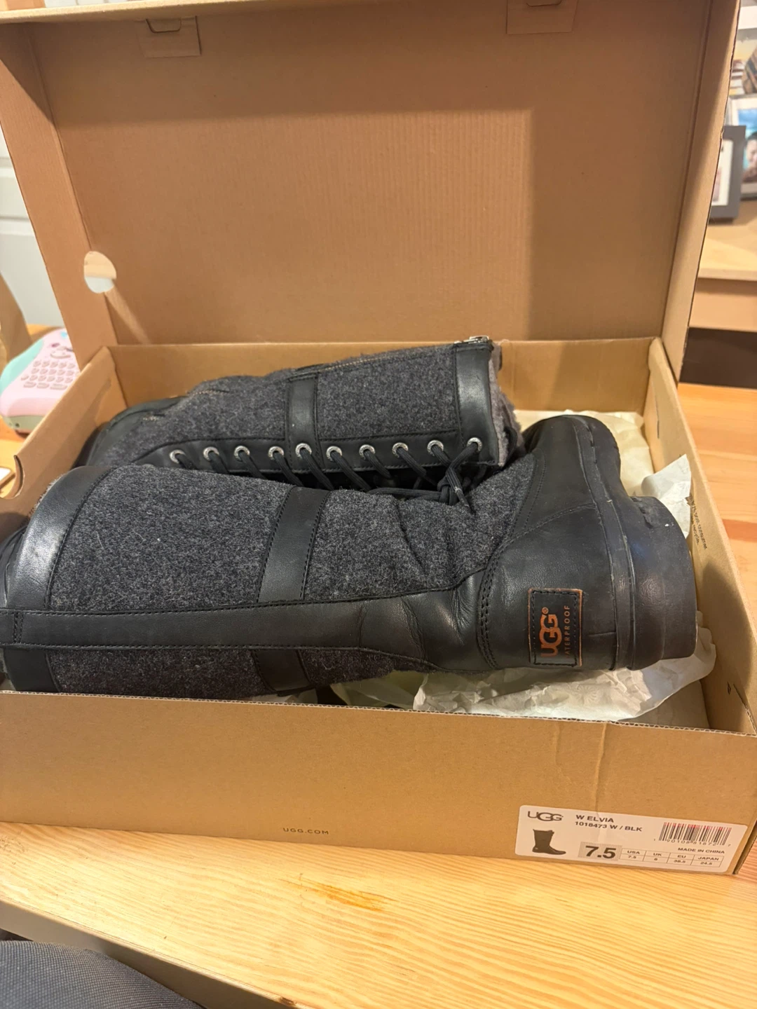 Ugg "W Elvia" Waterproof Boots Size 7.5 - photo 2