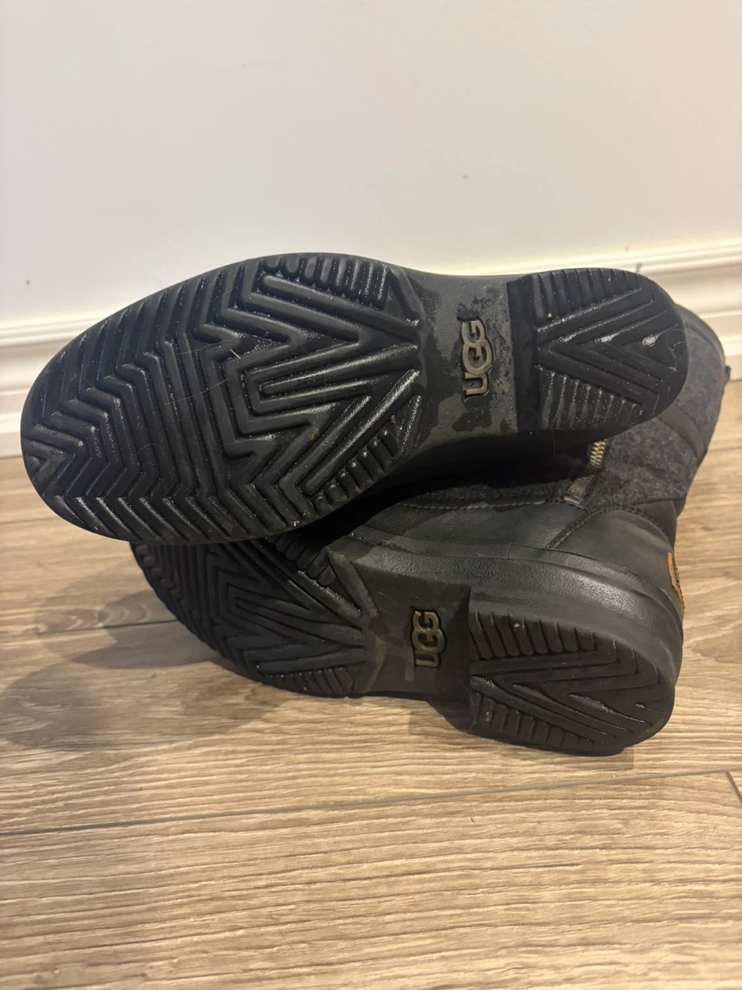 Ugg "W Elvia" Waterproof Boots Size 7.5 - photo 4