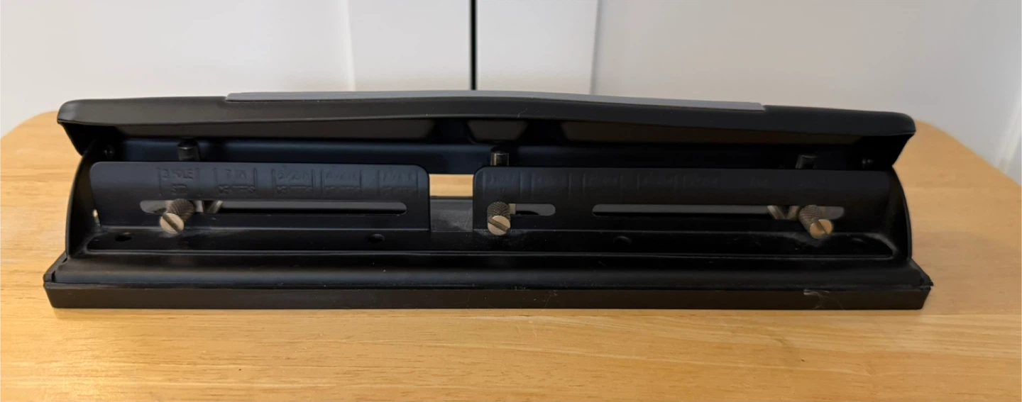 Black 3-Hole Puncher 🧡 - photo 2
