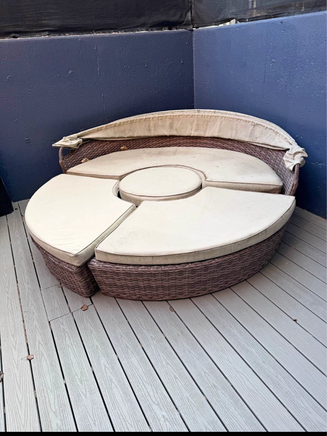Round Wicker Daybed with Canopy
