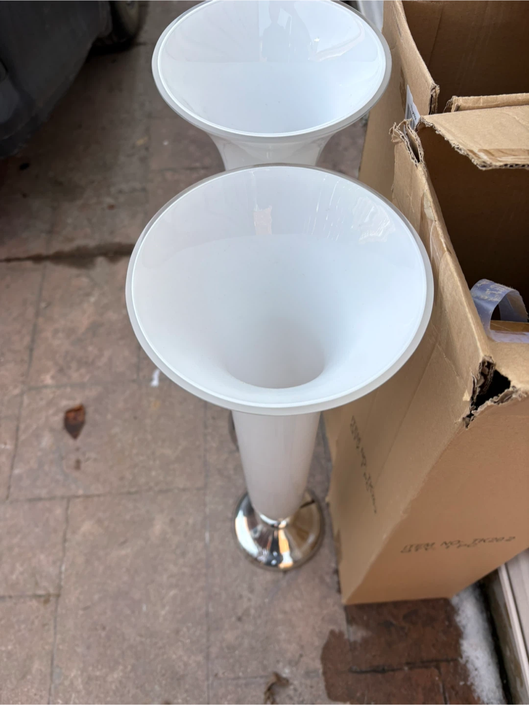 2 White Trumpet Vases with Silver Base - photo 5