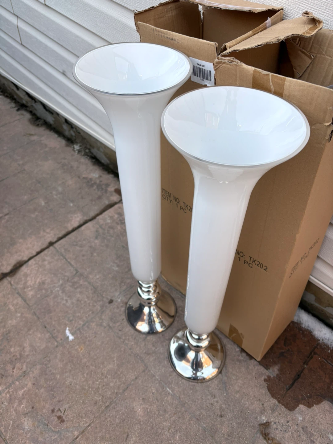 2 White Trumpet Vases with Silver Base - photo 3