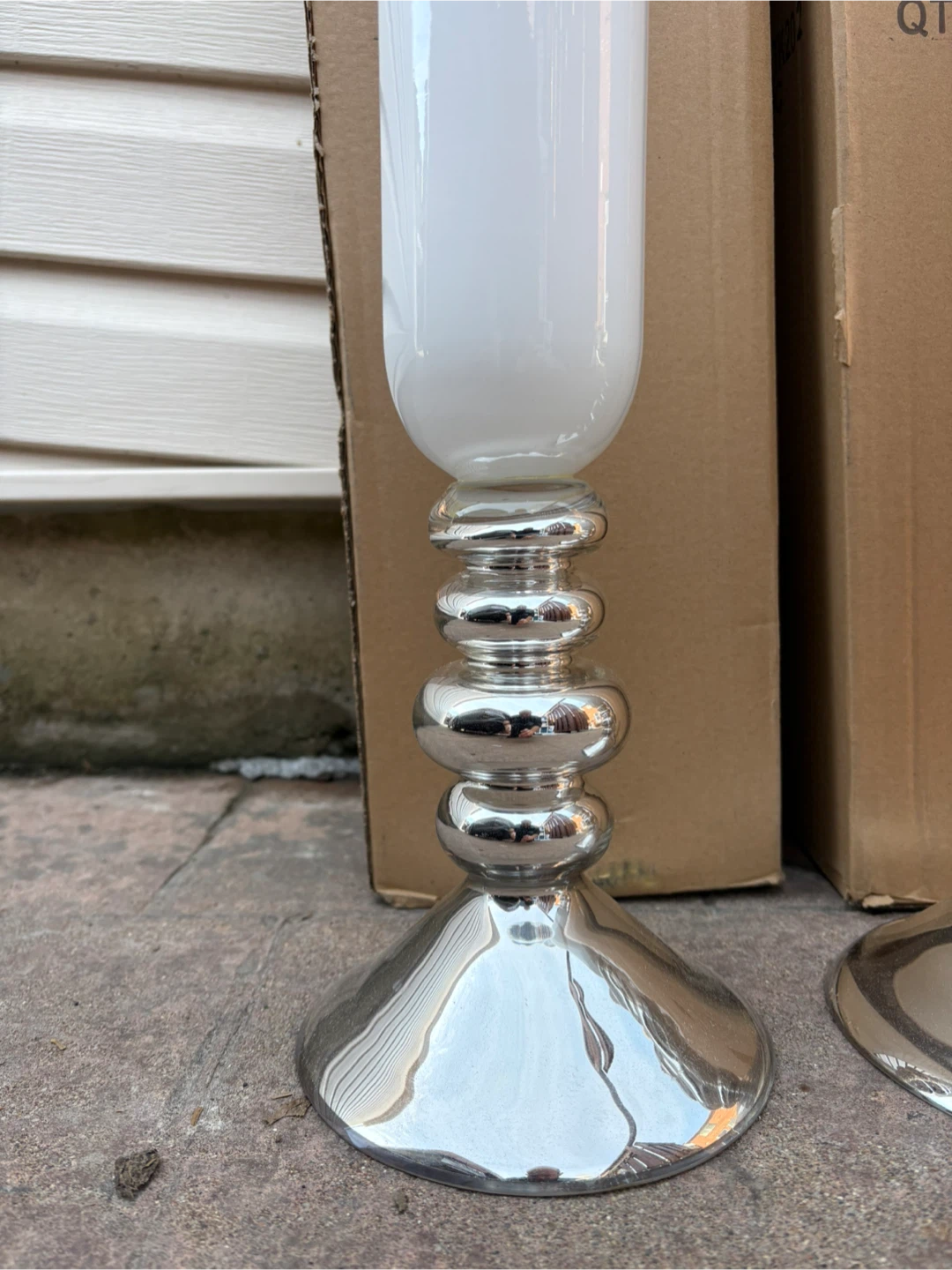 2 White Trumpet Vases with Silver Base - photo 4