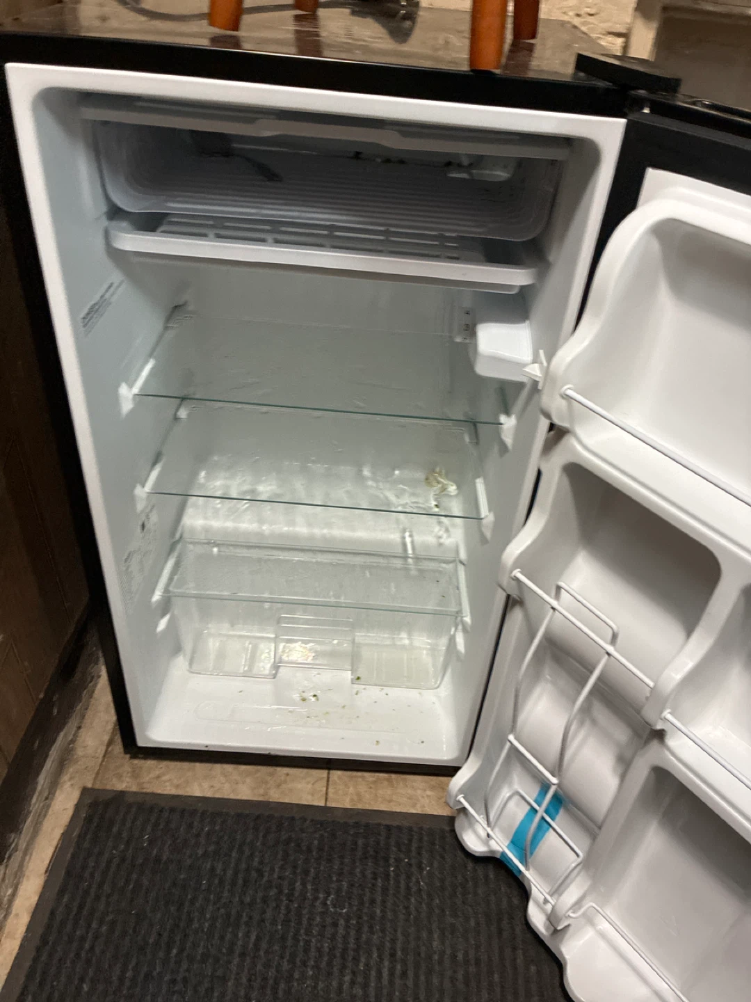 Midea Black Mini Fridge - photo 2