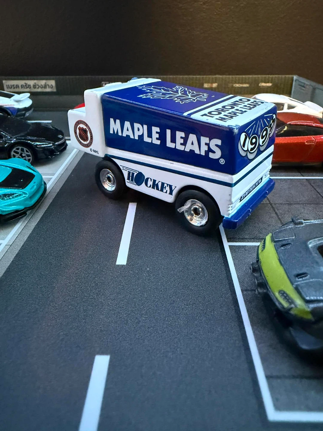 Toronto Maple Leafs Zamboni Hockey Toy Truck - photo 2