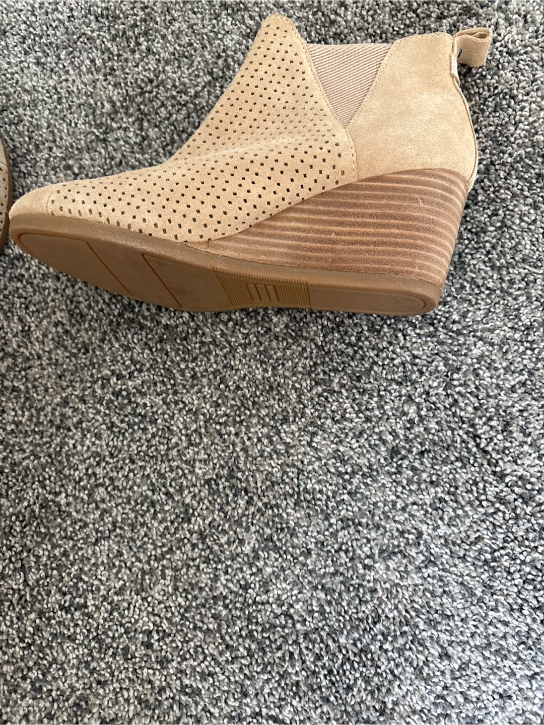 Brand New Size 7.5/8 TOMS Beige Suede Perforated Wedge Booties - photo 3