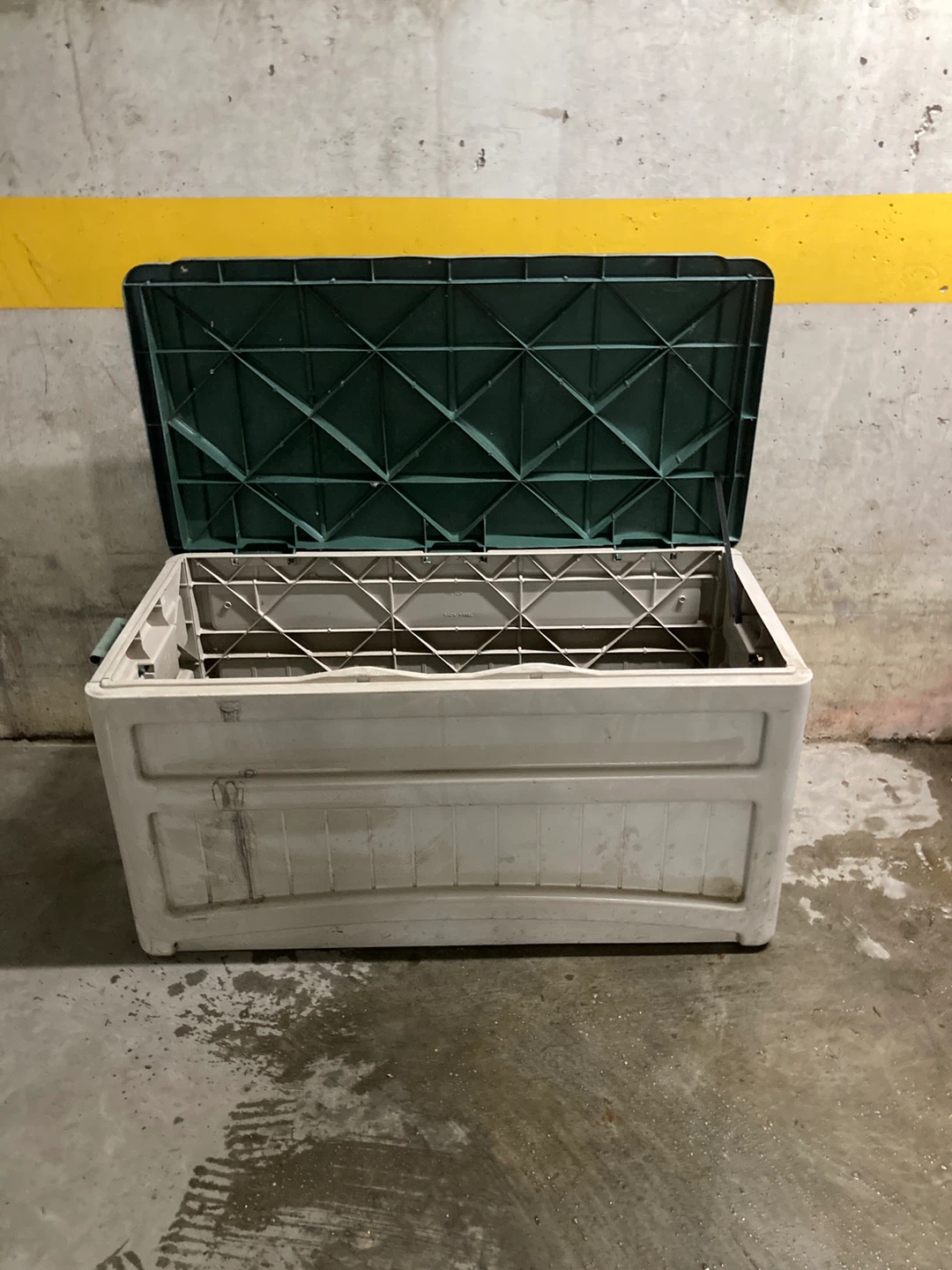 Suncast 73-Gallon Resin Outdoor Storage Deck Box
