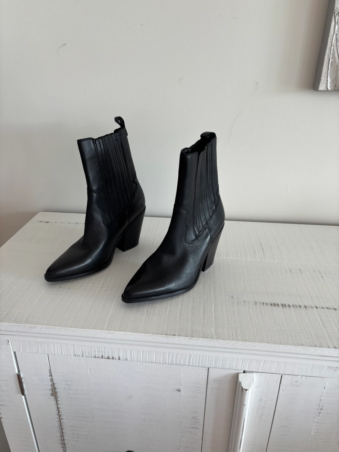 Also black cowboy boots. Size 7 - photo 5