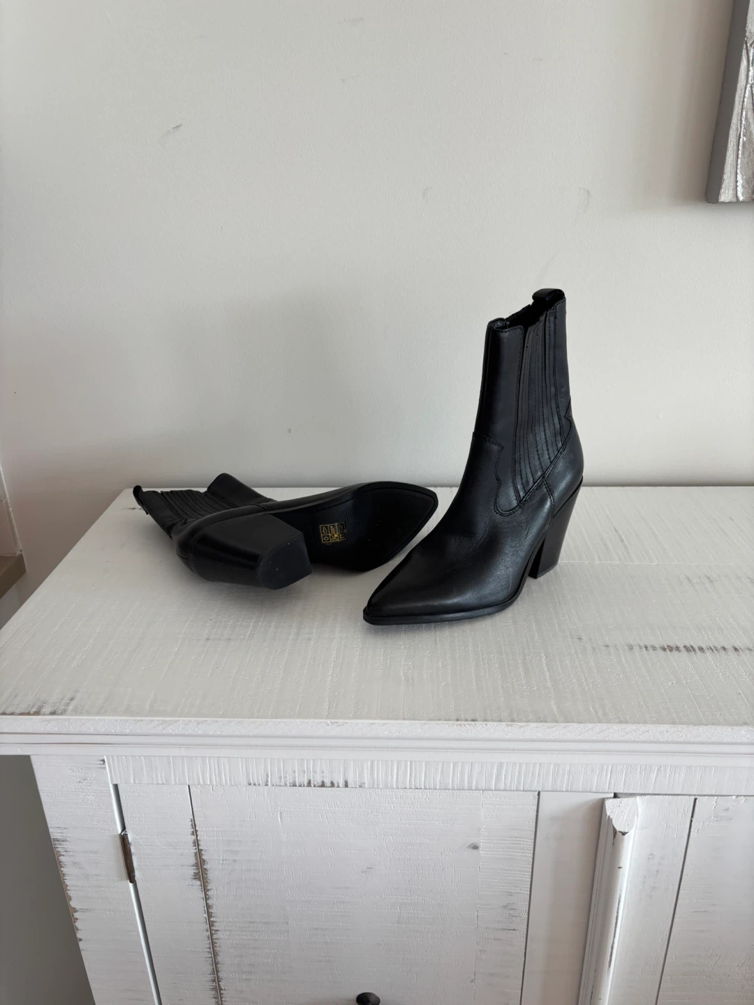 Also black cowboy boots. Size 7 - photo 3