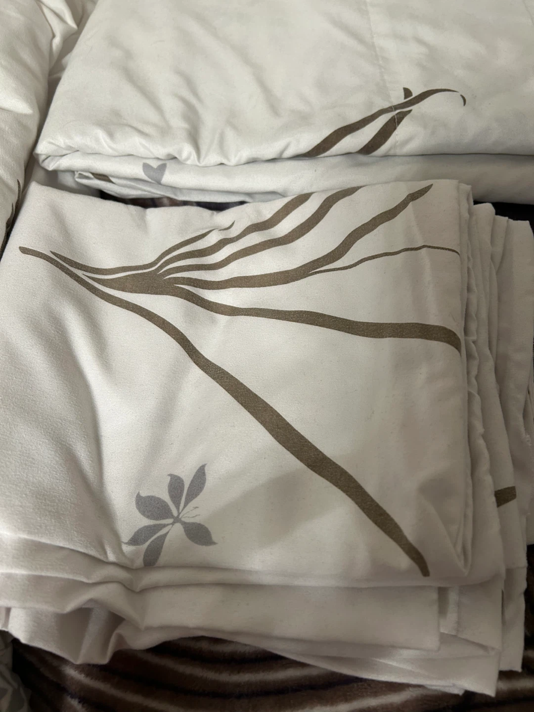 White Floral and Leaf Pattern bedding set (Queen size) - photo 3