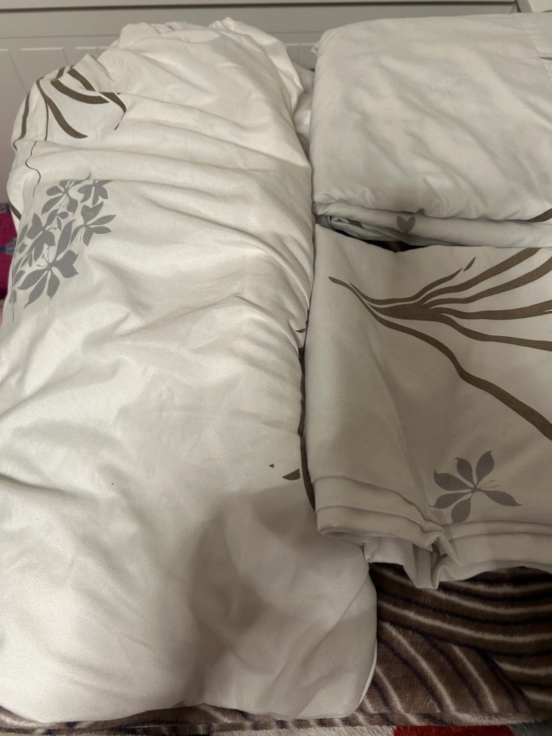 White Floral and Leaf Pattern bedding set (Queen size)