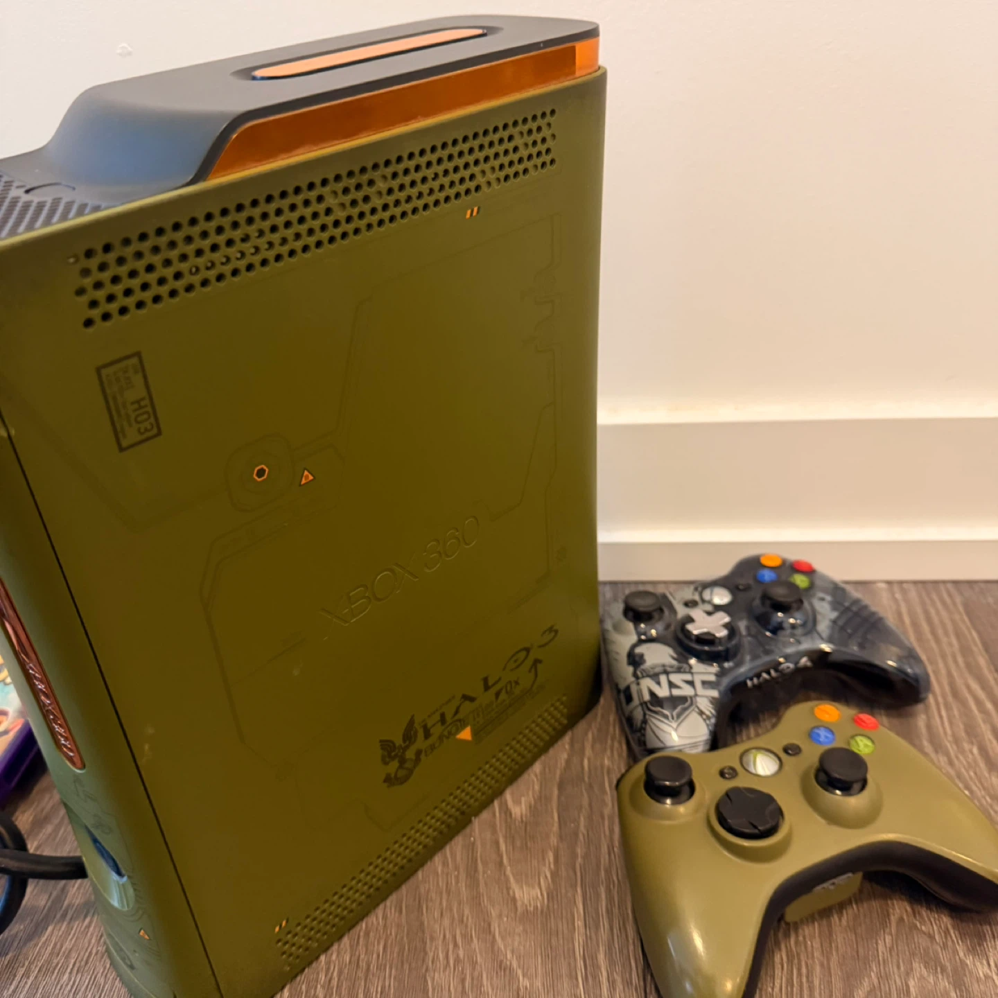 Limited edition Xbox 360 Console with game and!Controllers - photo 3