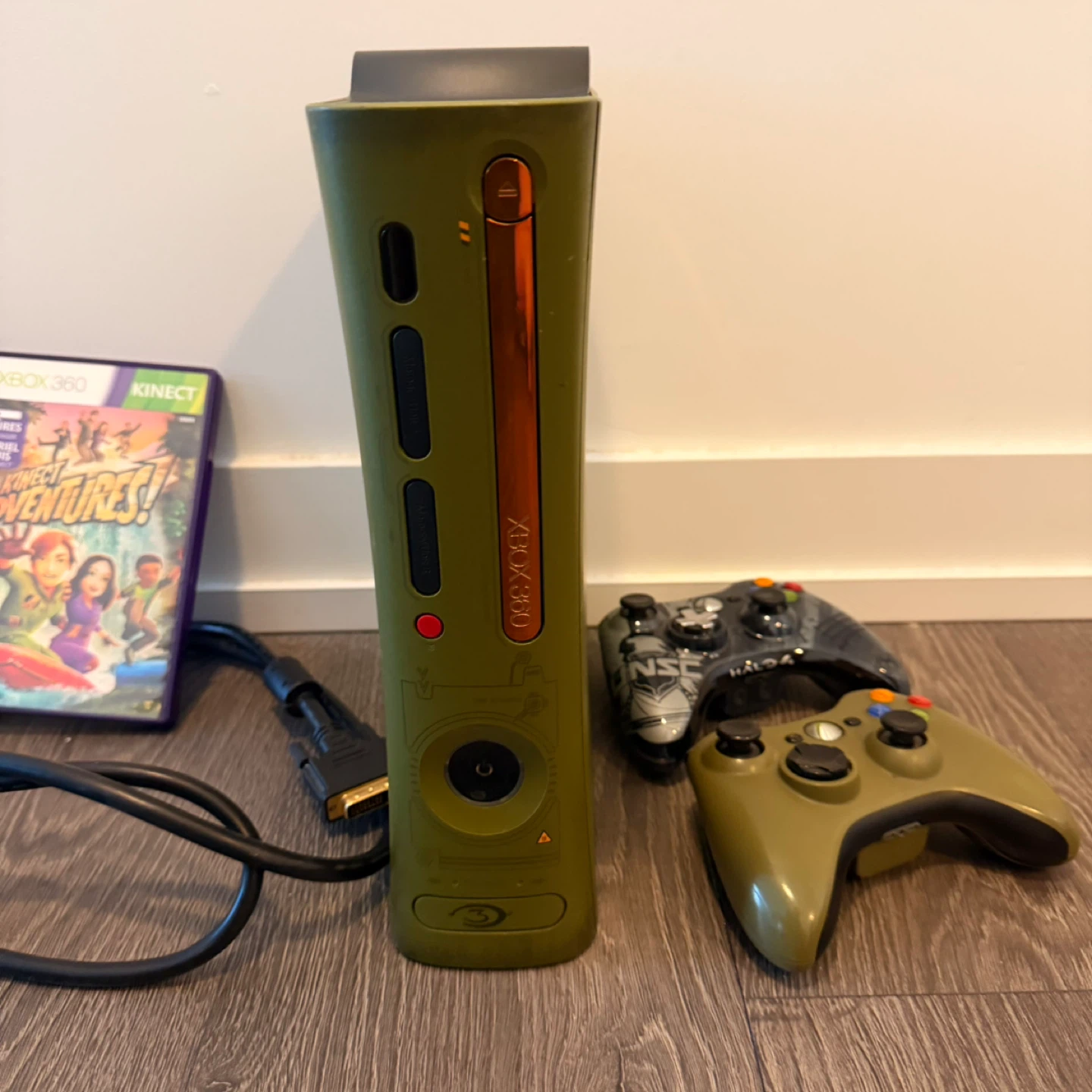 Limited edition Xbox 360 Console with game and!Controllers - photo 2