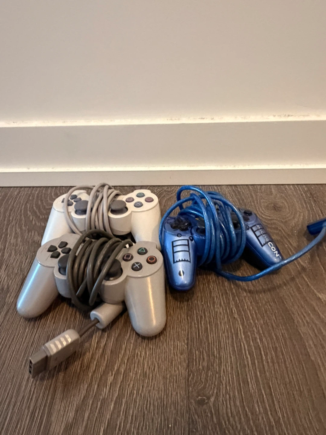 PlayStation Controllers (3x Grey, 1x Blue) - photo 3