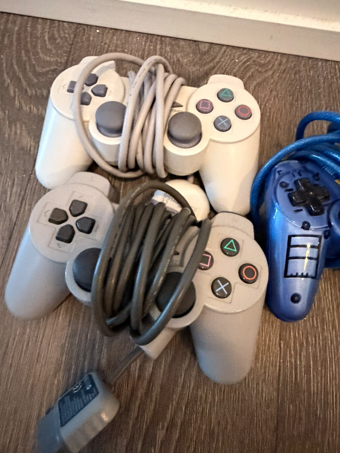 PlayStation Controllers (3x Grey, 1x Blue) - photo 2