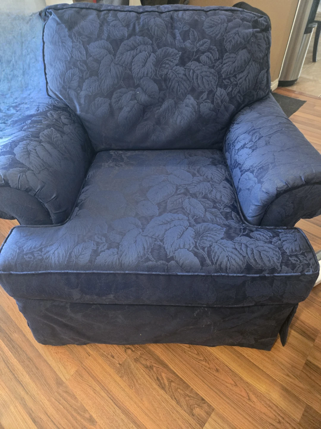 Blue accent chair with Leaf Pattern🏆