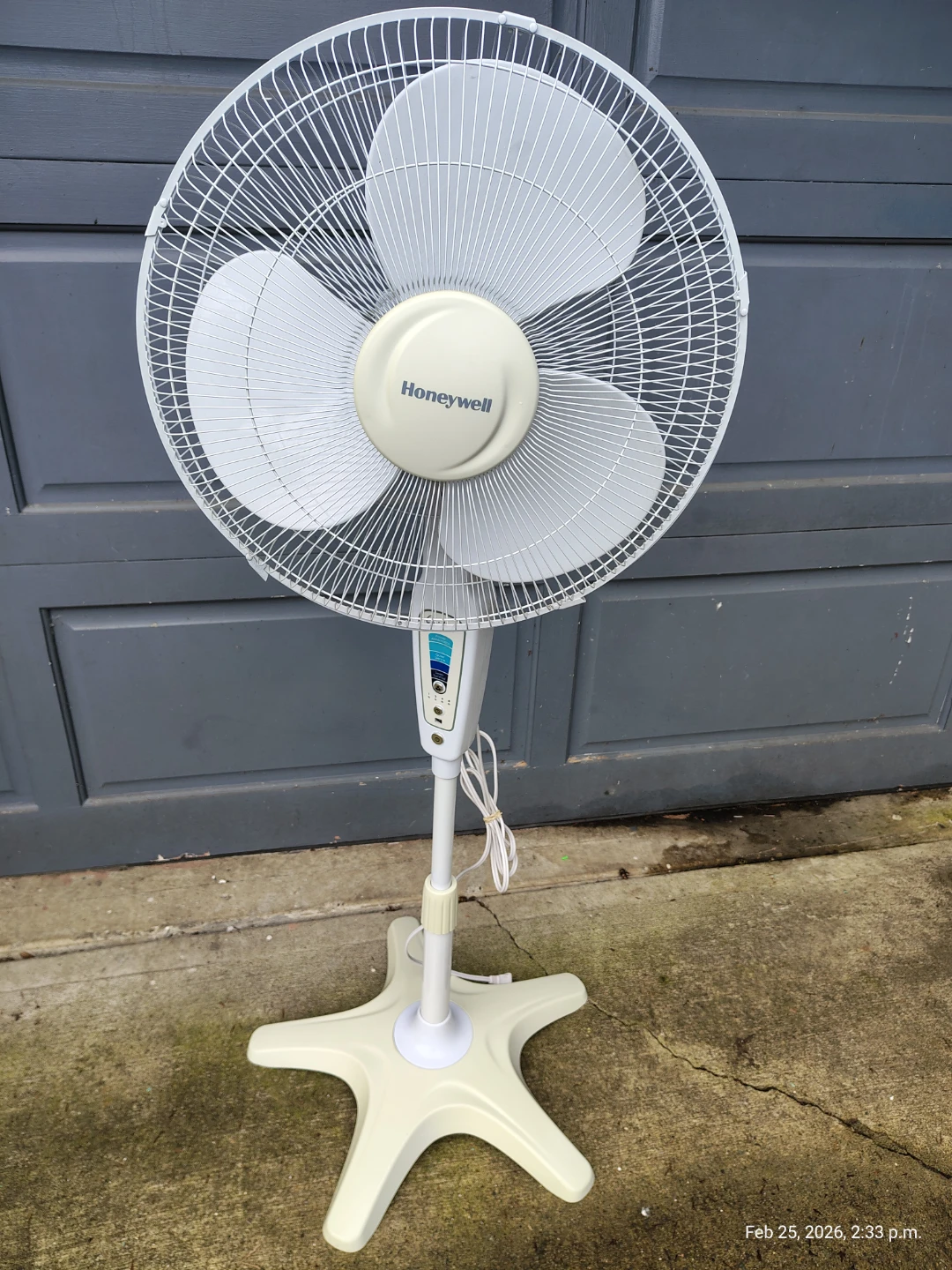 Honeywell Modern 16in Electronic Pedestal Fan