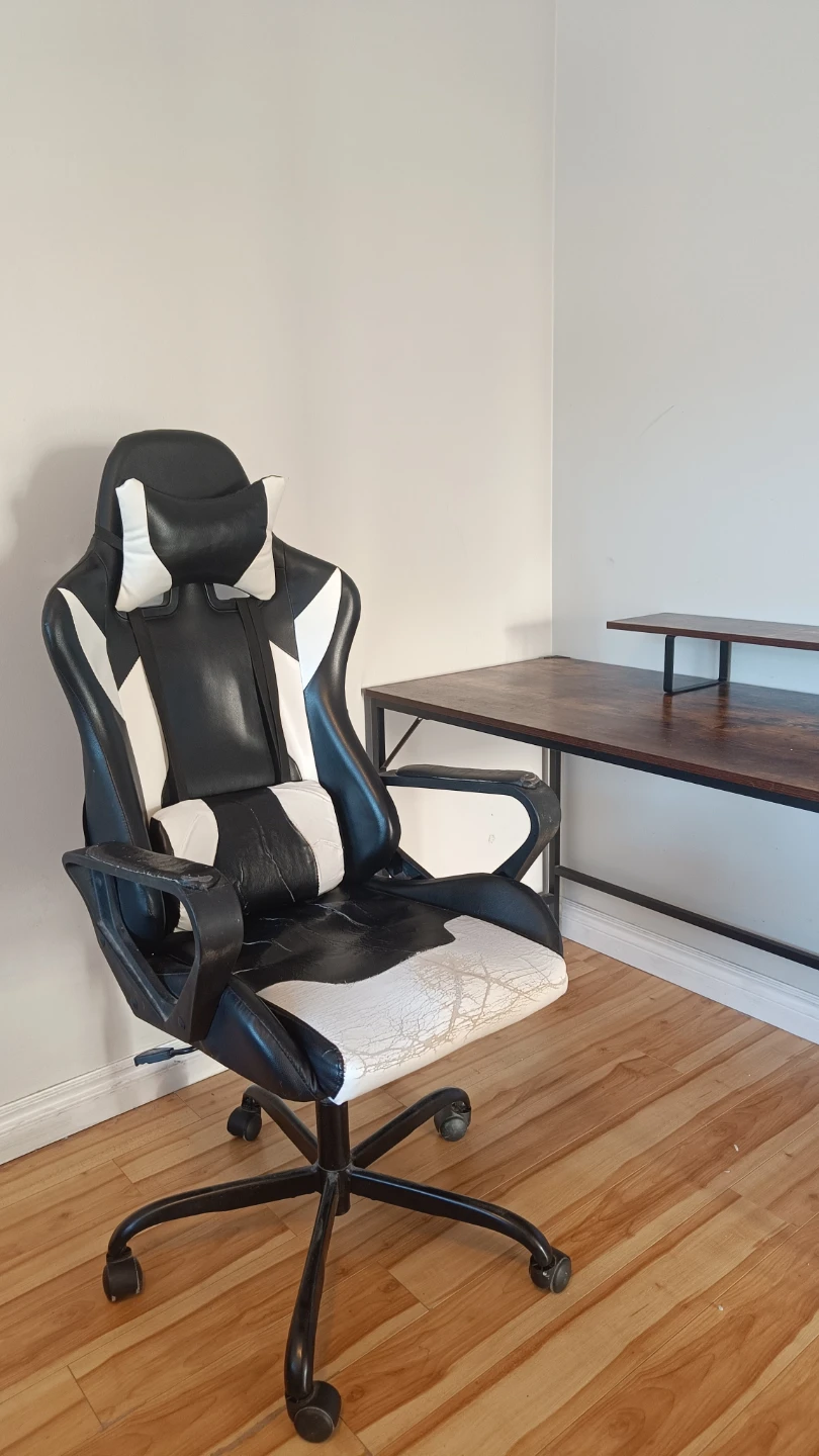 Modern Desk + Ergonomic Gaming Chair – Great Condition - photo 3