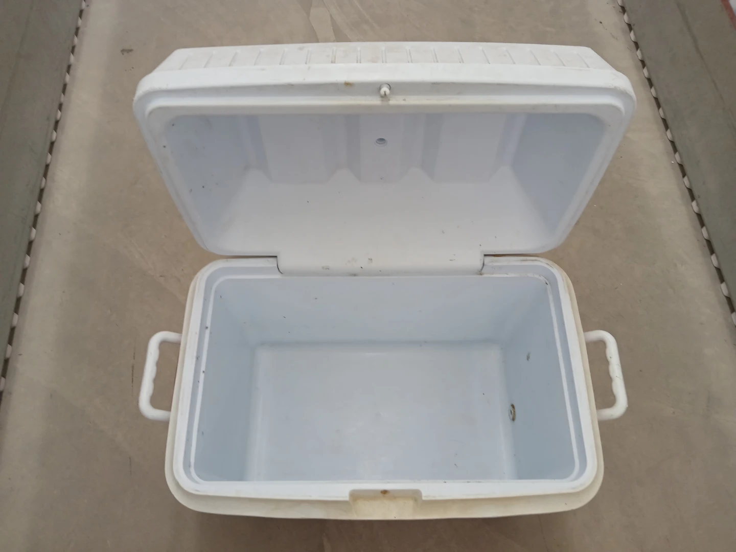Rubbermaid 56 qt Cooler insulated portable heavy duty handles