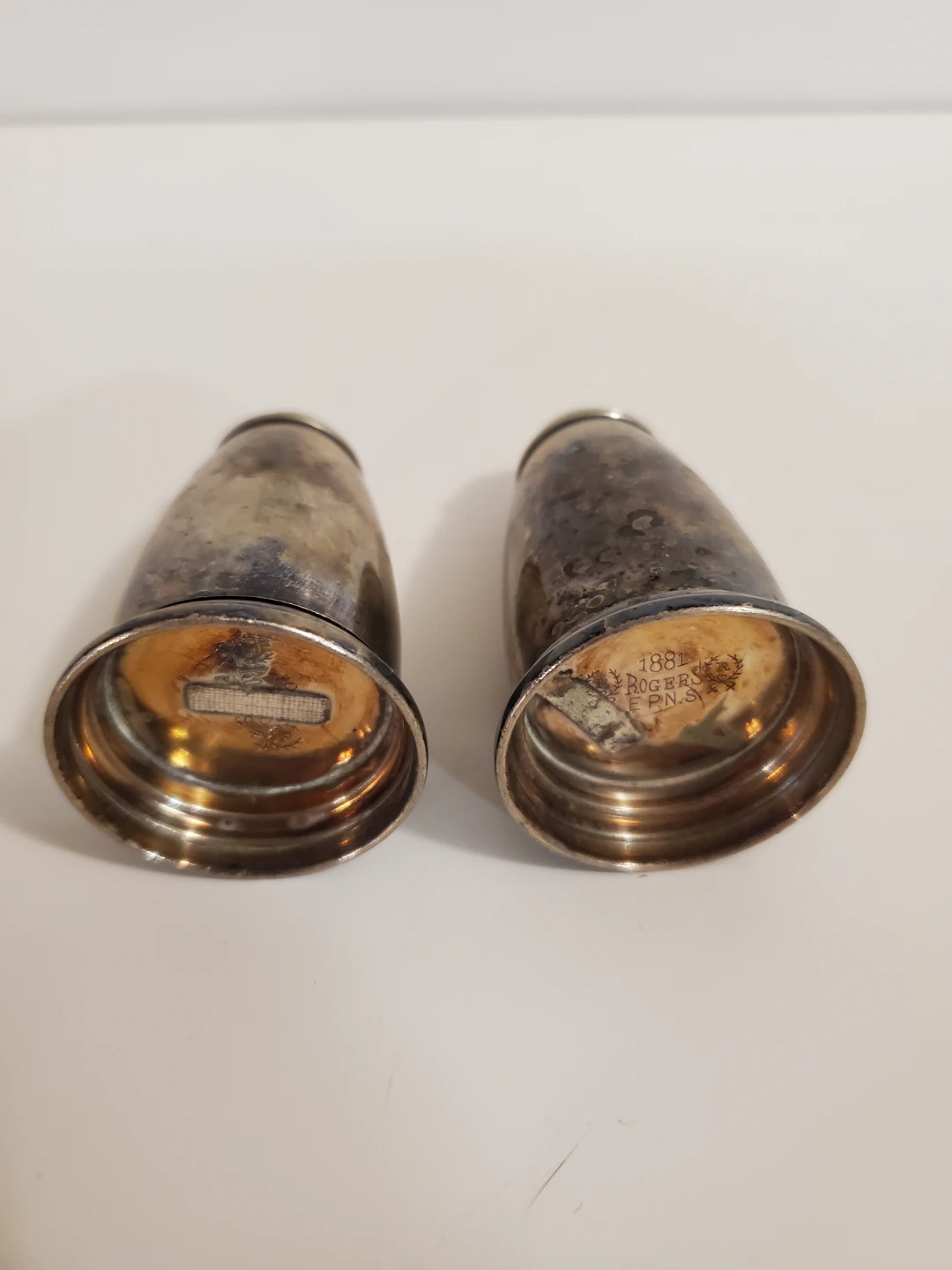 Vintage Rogers 1881 Silver Plated Salt and Pepper Shakers - photo 2