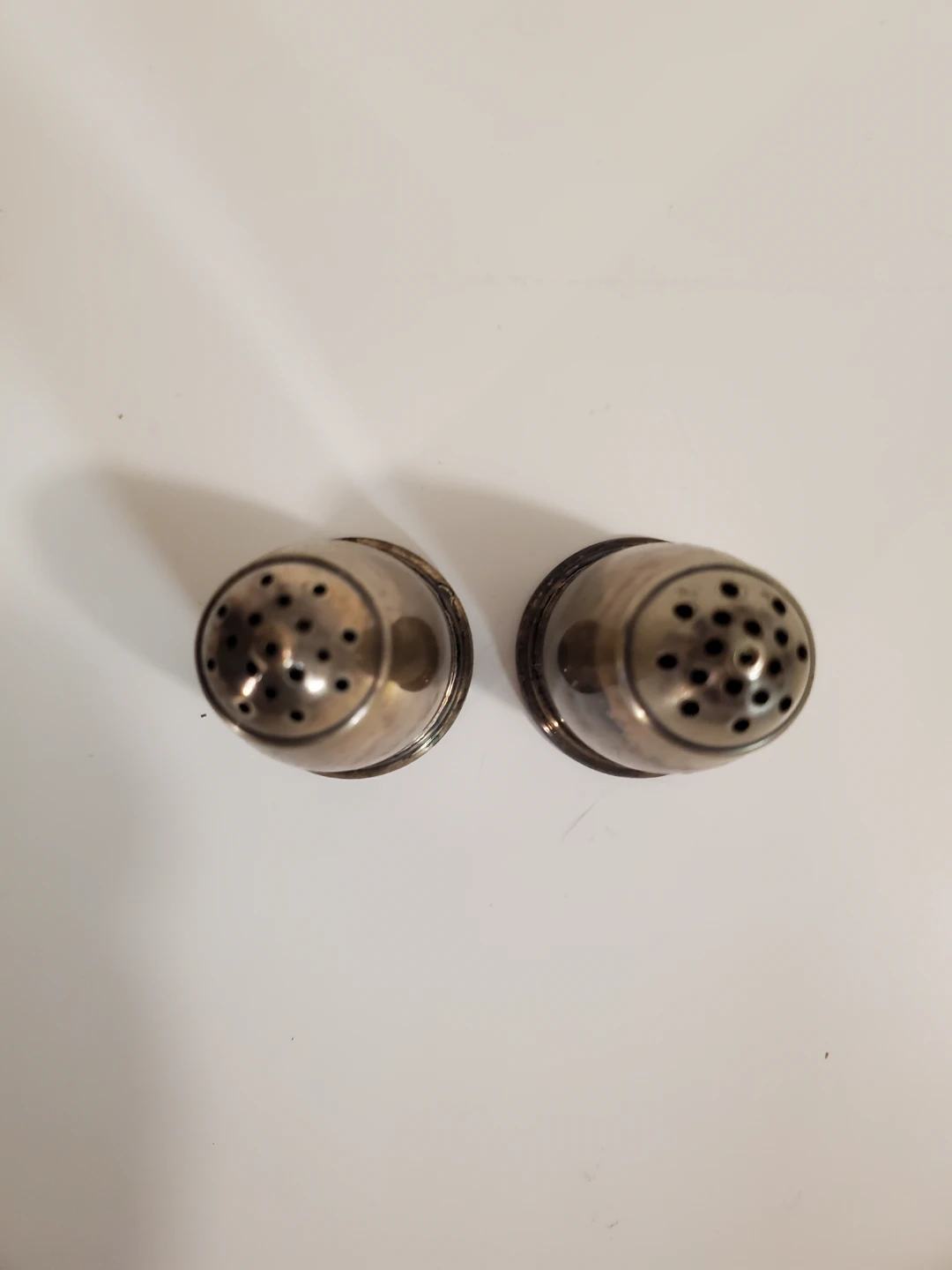 Vintage Rogers 1881 Silver Plated Salt and Pepper Shakers - photo 3