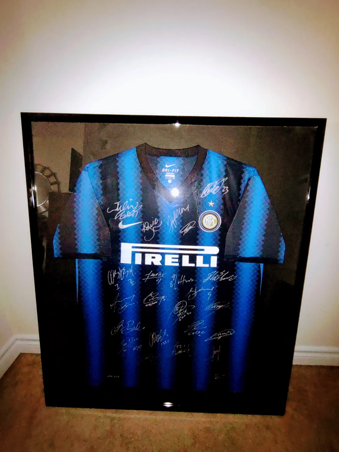 Framed 2010/11 FC Inter Milan Signed Shirt - photo 4