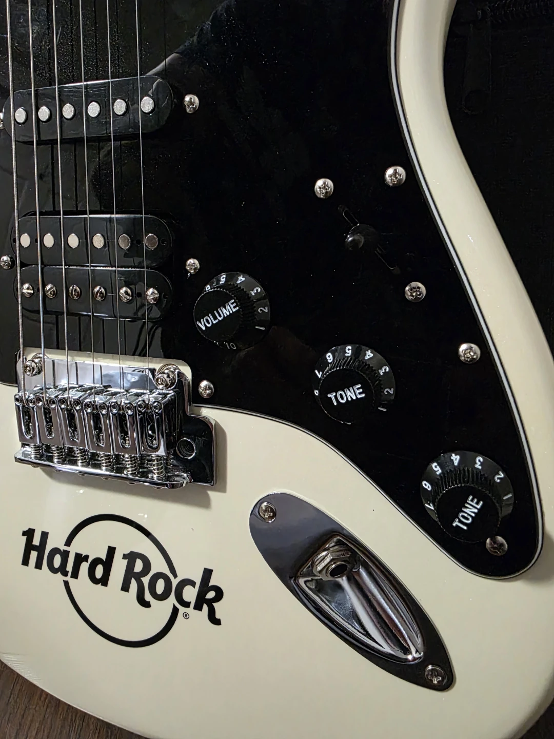 Fender Squier Affinity Series Hard Rock Stratocaster HSS White - photo 3