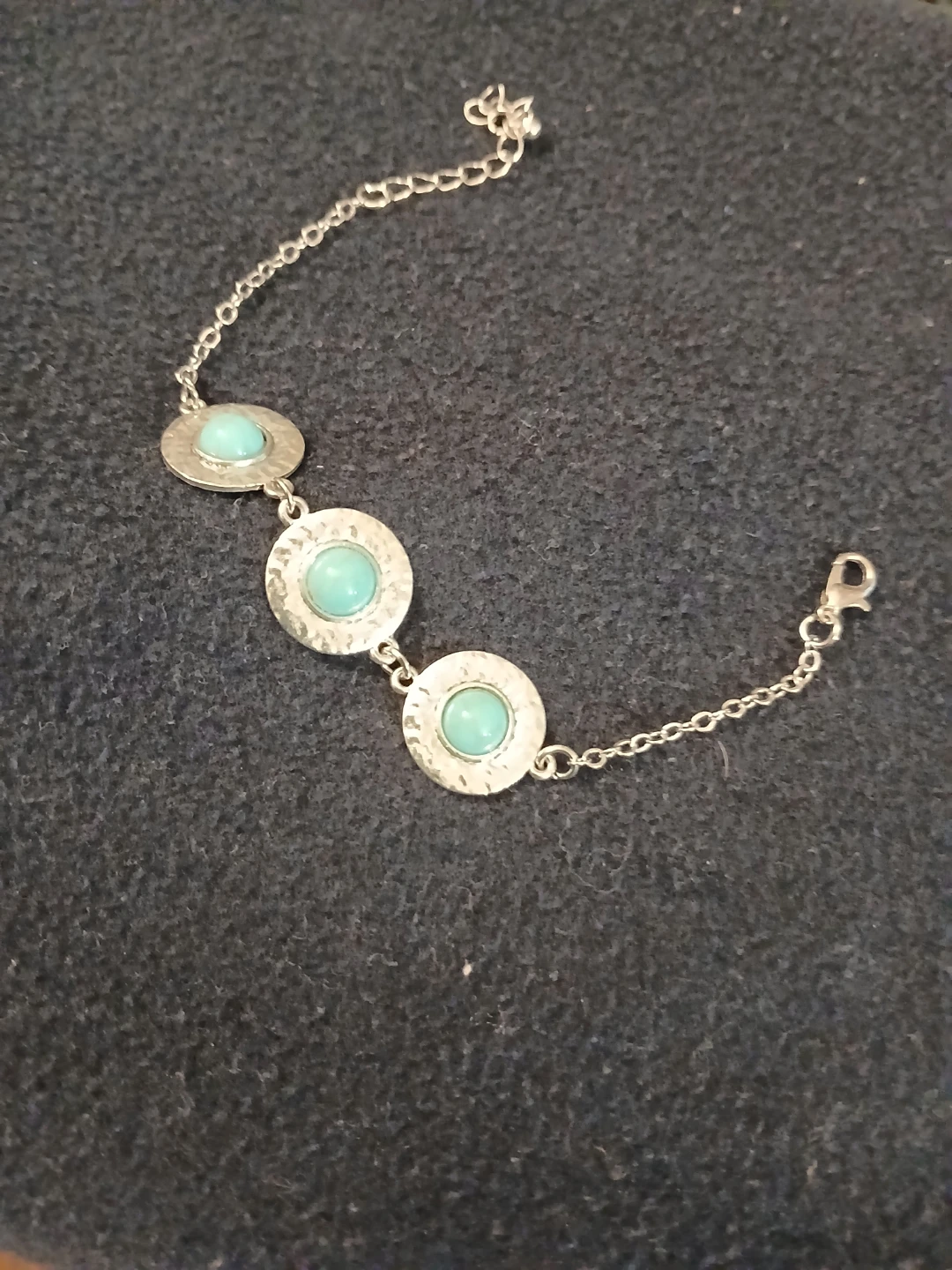 Costume jewlery bracelet