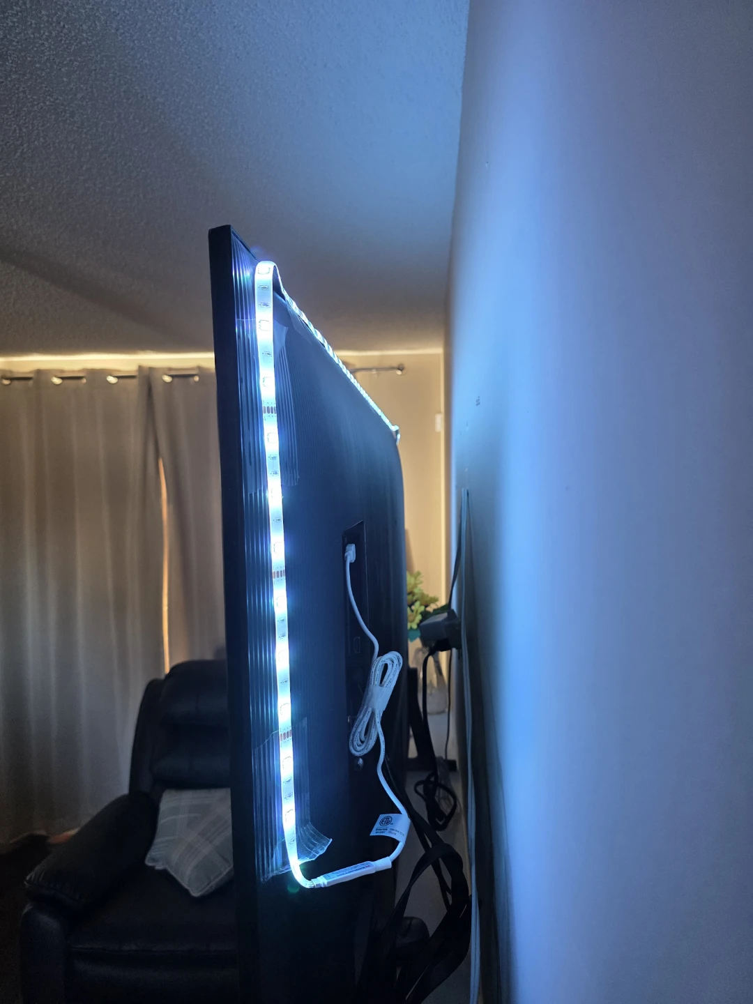 Samsung Smart TV 55" with LED Ambient Lighting - photo 2