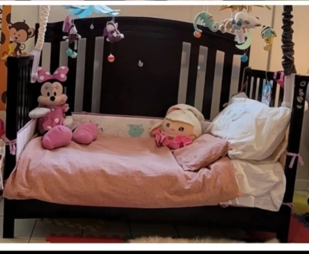 Convertible Baby Crib with all you need 🙂 like new