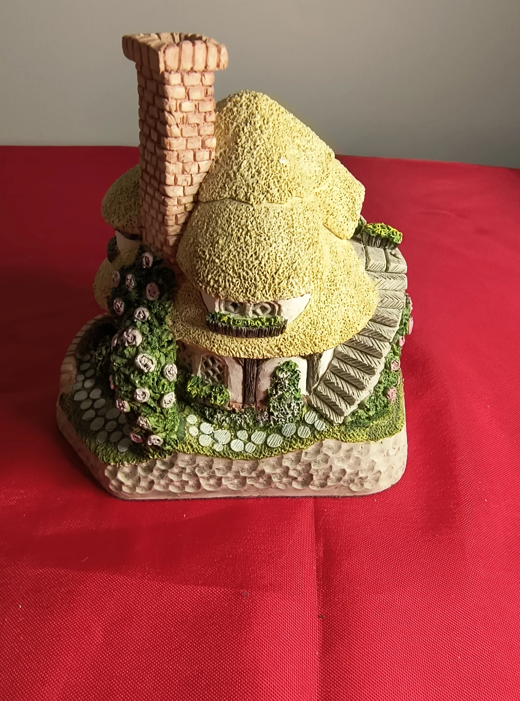 Mother's Cottage Figurine by David Winter - photo 3