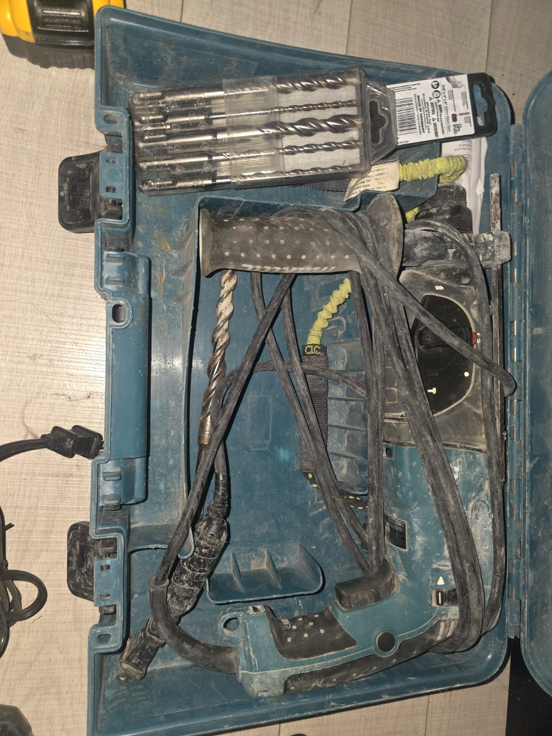 Makita Rotary Hammer Drill with Accessories - photo 2