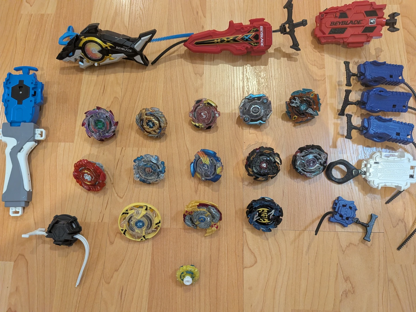 Beyblade Lot with Launchers and Beyblades - photo 2