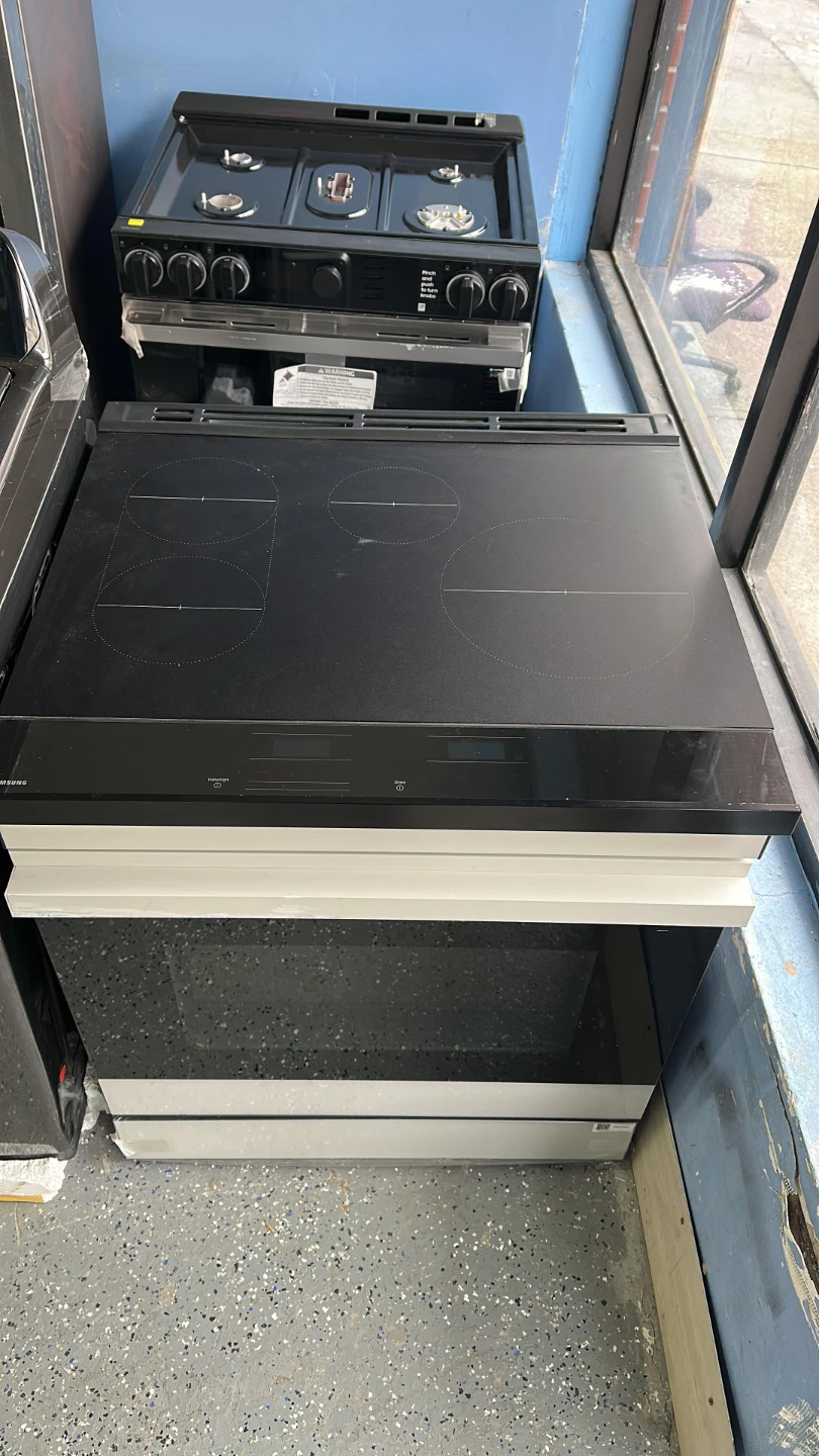 New Samsung Bespoke 30in electric range - photo 3
