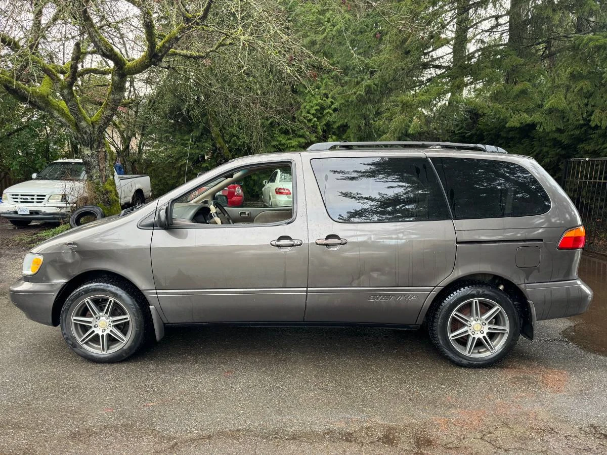 2000 Toyota Sienna LE 7 Passenger Stow N Go Rear Runs Drives - photo 2