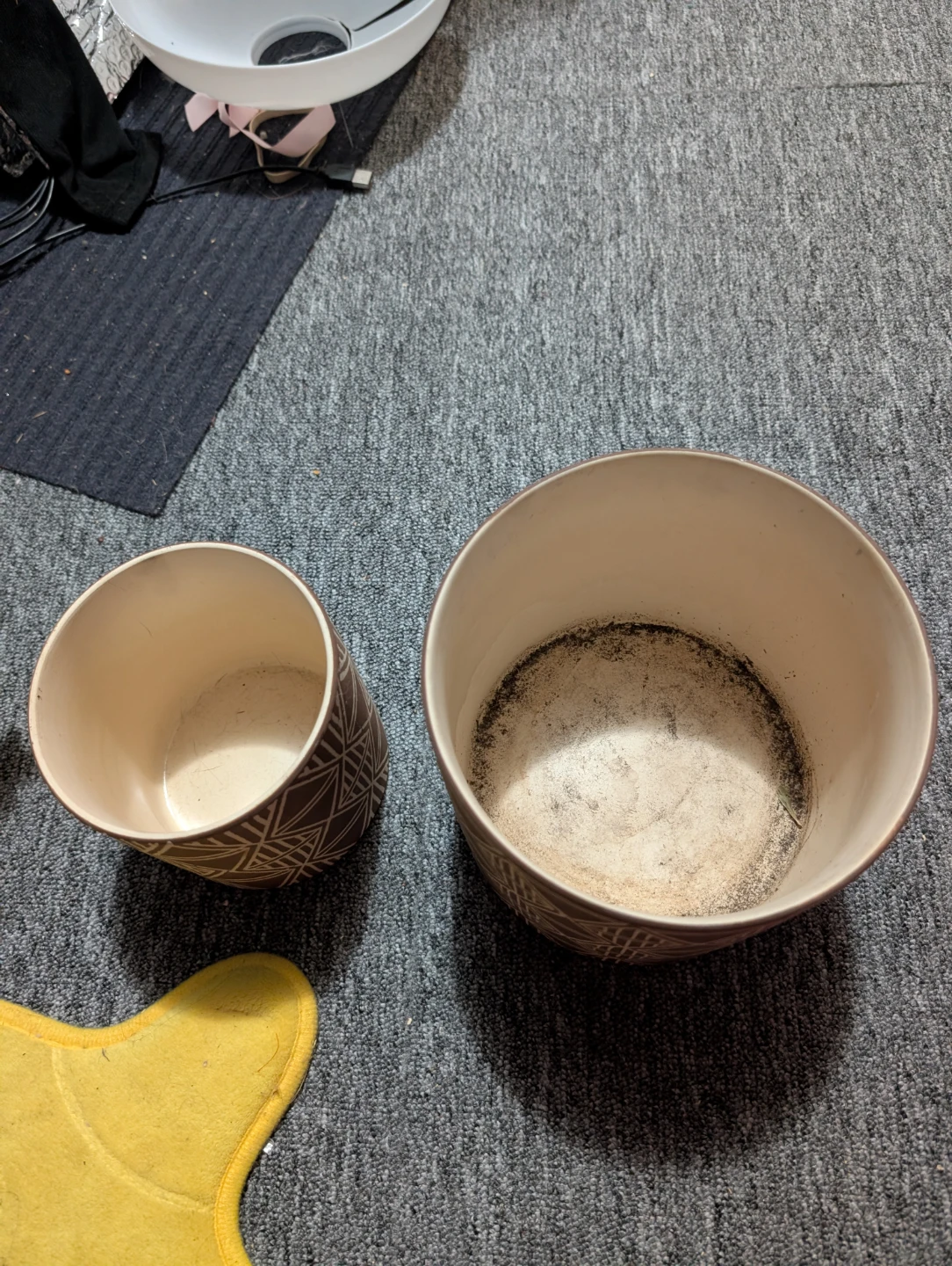 Set of 2 Brown and White Geometric Pattern Planters - photo 3