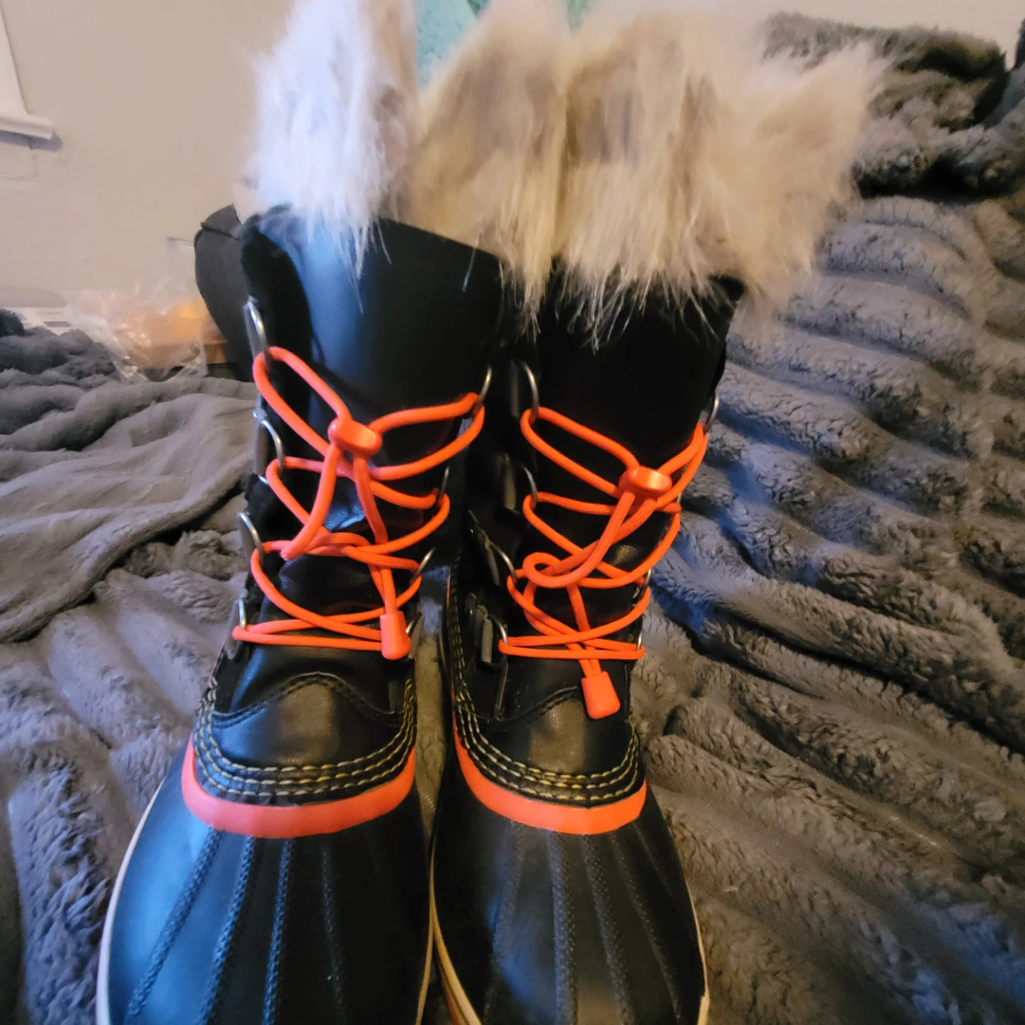 New worn 1x....Sorel Waterproof Winter Boots with faux Fur Trim
