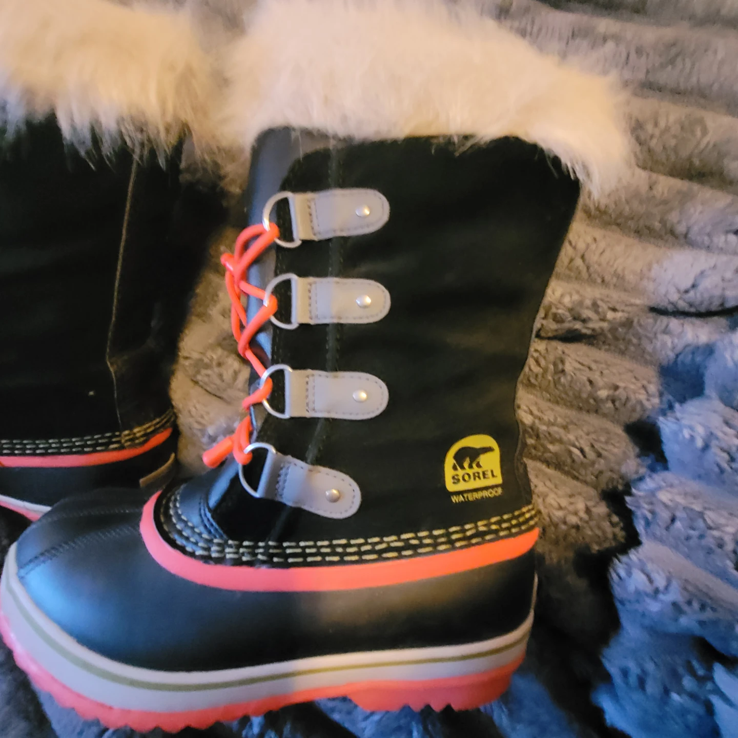 New worn 1x....Sorel Waterproof Winter Boots with faux Fur Trim - photo 3