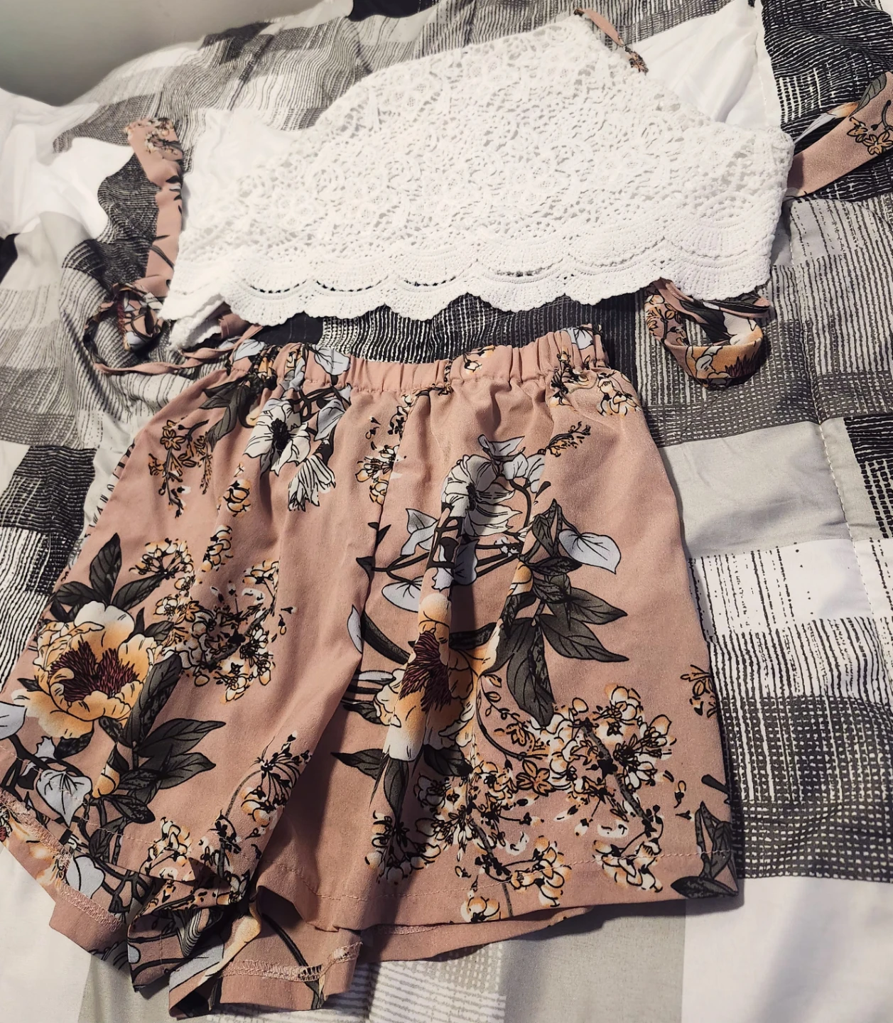 2-Piece Summer Set: White Lace Halter + Floral Shorts - Medium - photo 2