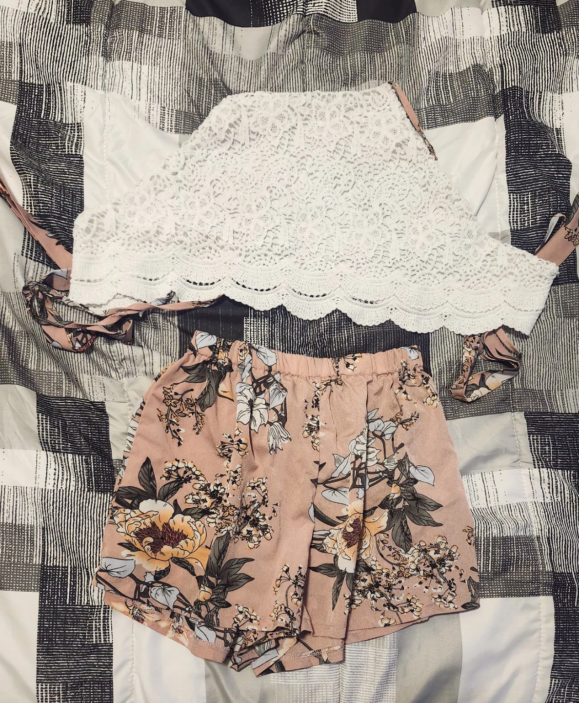 2-Piece Summer Set: White Lace Halter + Floral Shorts - Medium - photo 3