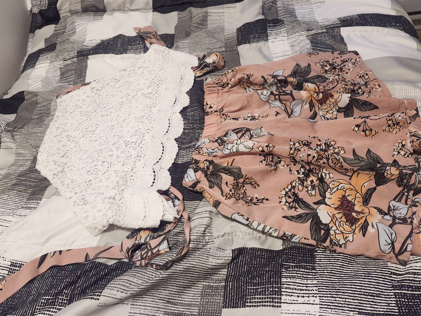 2-Piece Summer Set: White Lace Halter + Floral Shorts - Medium - photo 4