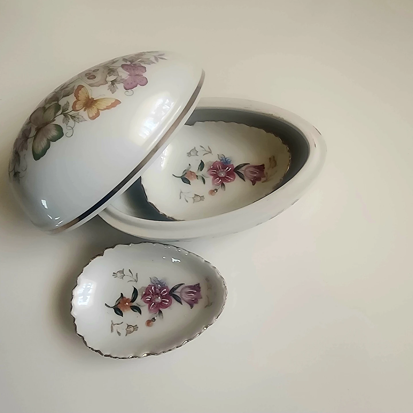 Avon Vintage Porcelain Egg Trinket Box with Gold Trim - photo 2