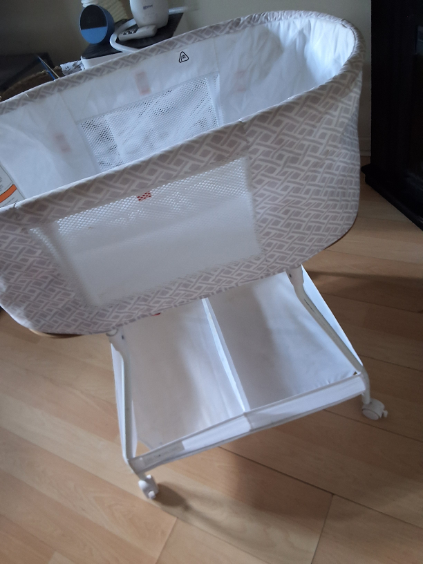 Baby Bassinet with Storage Shelf - photo 2